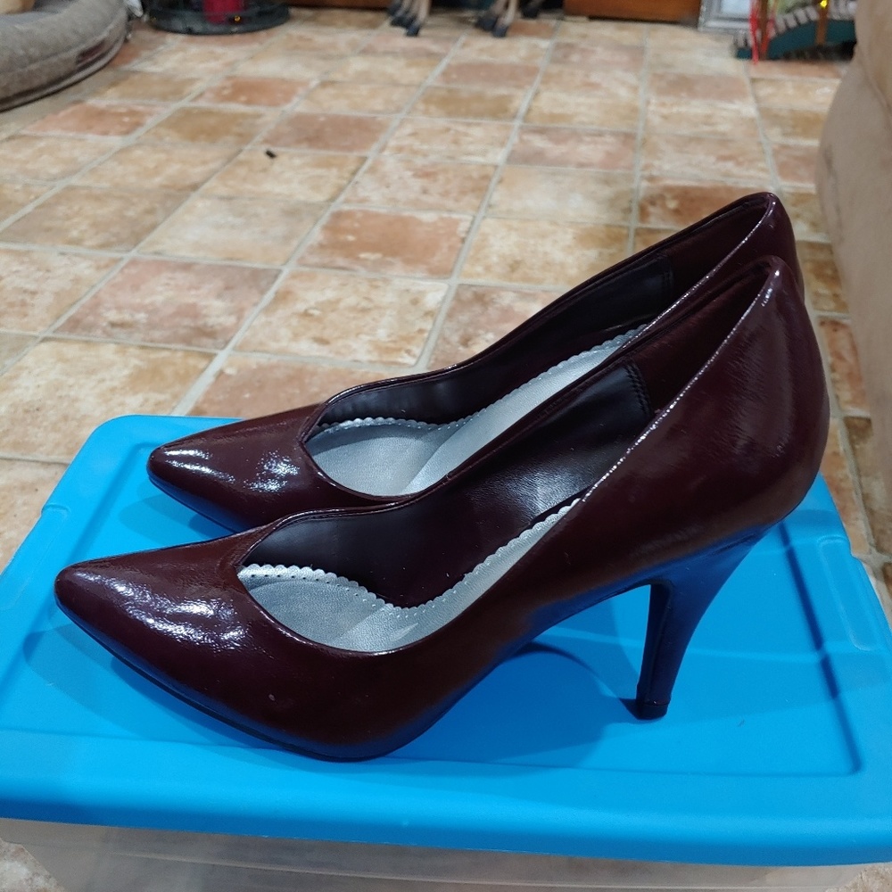 SOLD - Fioni Burgundy Heels - Size 8 Wide
